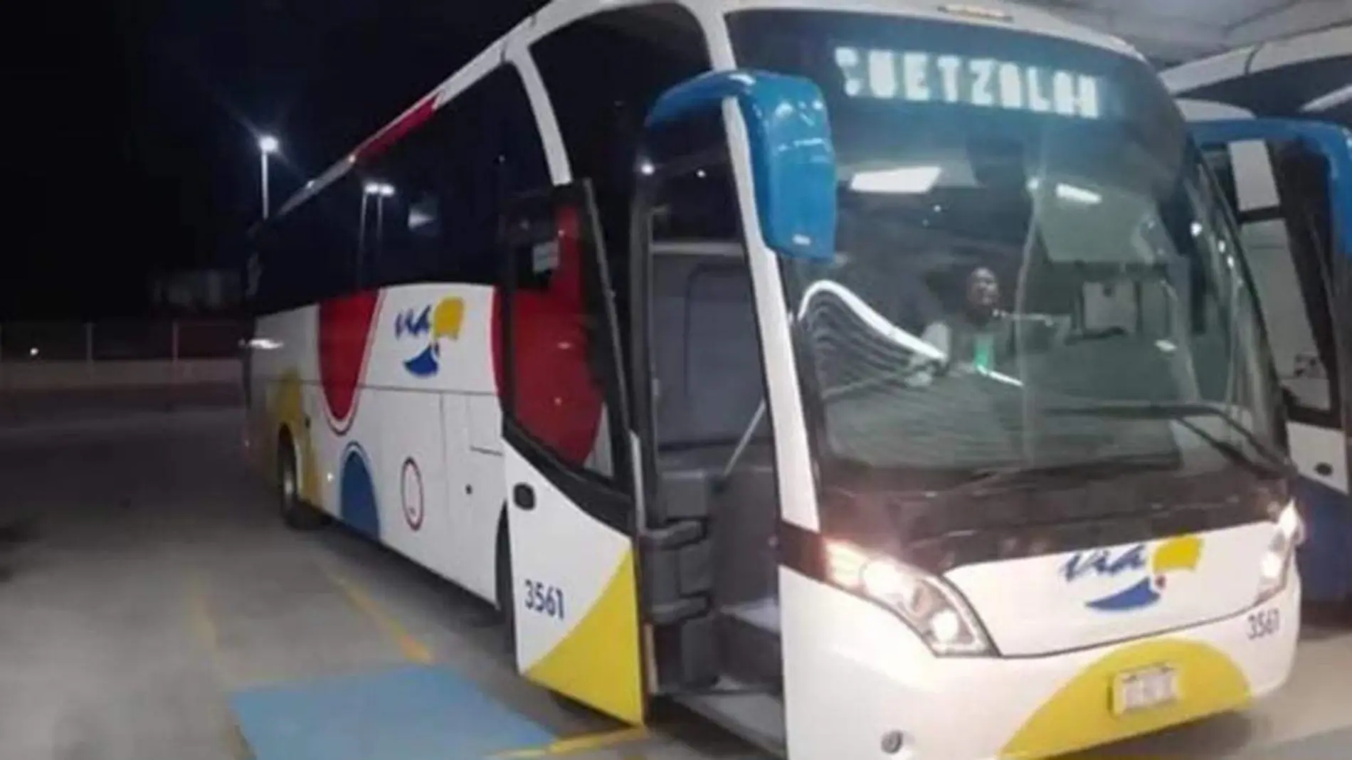 un autobús de pasajeros de la línea Vía fue asaltado por sujetos desconocidos sobre la carretera federal Acajete-Teziutlán